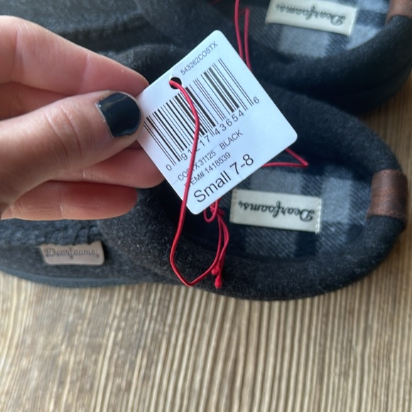 Size small new with tags Dearfoam slippers - Picture 2 of 4